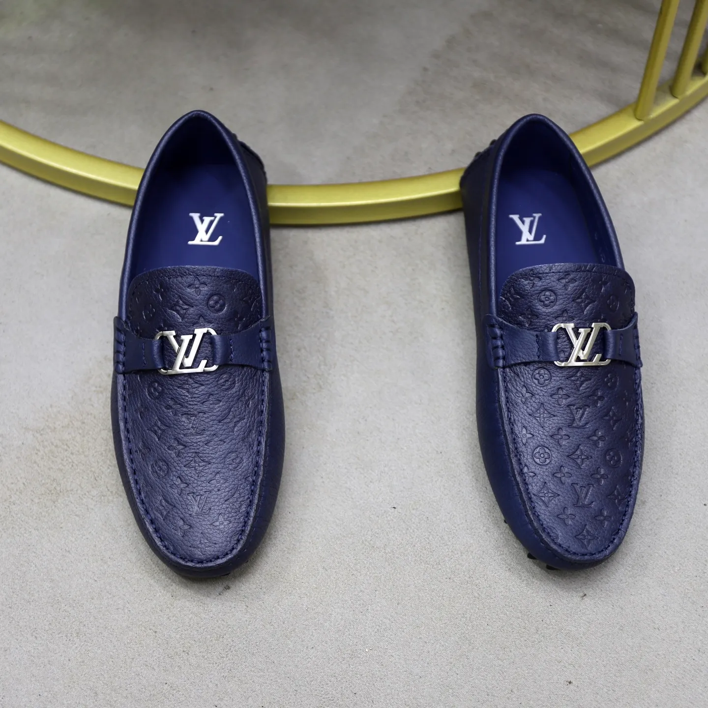 Ex-factory price: 480💰【LV】Louis Vuitton ⚠️High-end men’s driving and pedal series ⚠️38-44 (customized for 45) ⚠️All original cowhide leather! Thick and soft! Made entirely of calfskin lining! The latest non-slip beanie sole! Three-dimensional package technology! Fashionable and classic! Handicrafts! Original high quality! Feel free to compare!